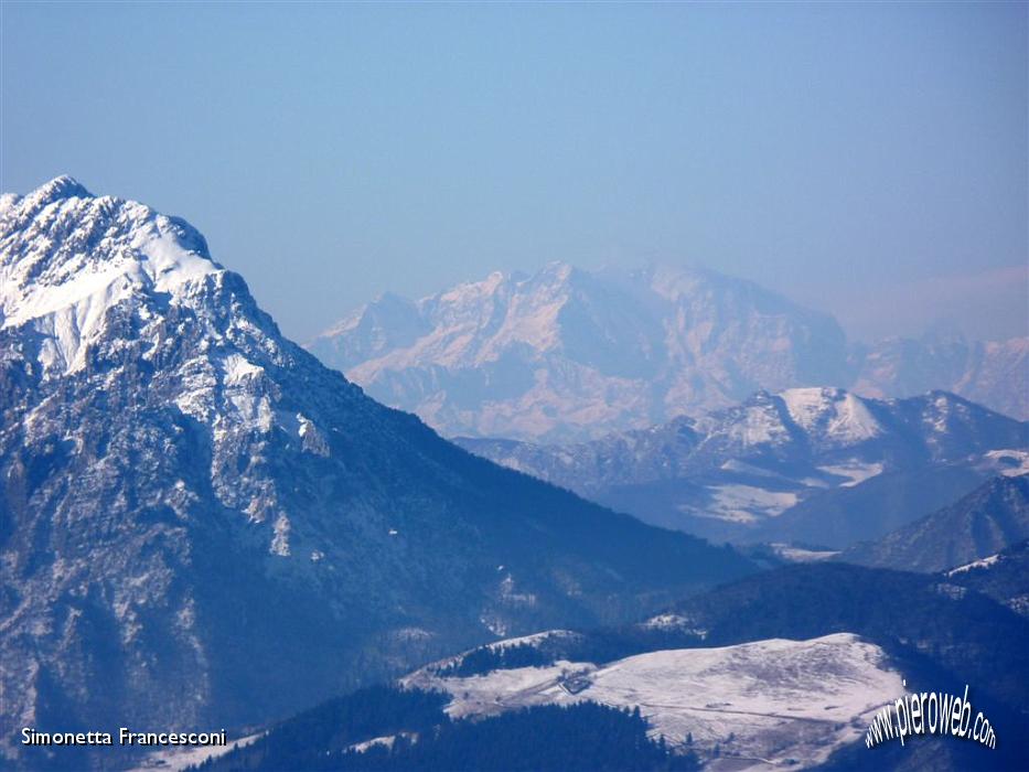 21 MONTE ROSA IN LONTANANZA PURTROPPO OFFUSCATO.JPG